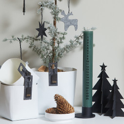 Smukt kalenderlys i grønt der passer perfekt til julestemningen i stuen.