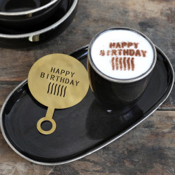 Kaffestencil fra Chic Antique med det fine motiv til din latte 'Happy Birthday'
