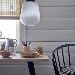 Det smukke skrivebord fra Bloomingville og serien Cozy ses her.  145x75x55 cm
