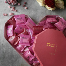 Årets Love box, 2022 - 45 flowpacks vingummi, fra Wally and Whiz