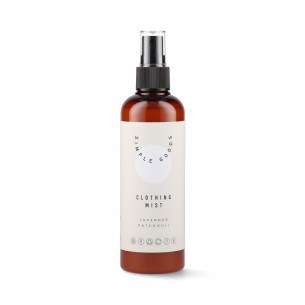 Tekstil Spray (150 ml) fra Simple Goods er perfekt til at opfriske dit tøj