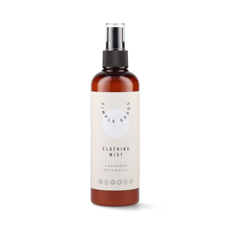 Tekstil Spray (150 ml) fra Simple Goods er perfekt til at opfriske dit tøj