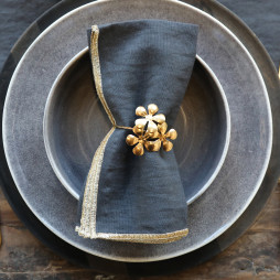 Dæk smukt op med servietringe med fine blomster i messing fra Chic Antique