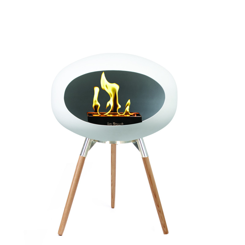 Ground Low biopejs i hvid med ben i eg (L: 45 cm) fra Le Feu