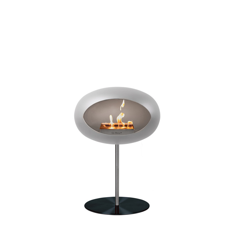 Ground Steel Low biopejs i nikkel farve med sort fod og stål stang (L: 50 cm) fra Le Feu