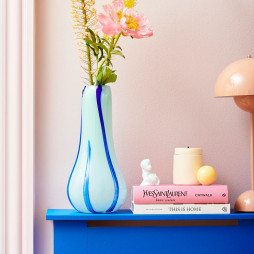 Smuk ser den flotte flow vase ud, når den står fremme - både med og uden blomster i