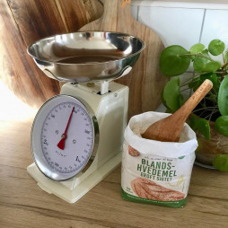 Retro køkkenvægt i Cream (creme farve) fra PLINT