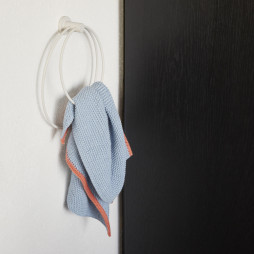 Det strikkede viskestykke fra Hübsch er dekorativt når det hænger