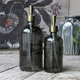 Chic Antique pumpeflasker i smoke glas. Her ses 1000 ml og 480 ml
