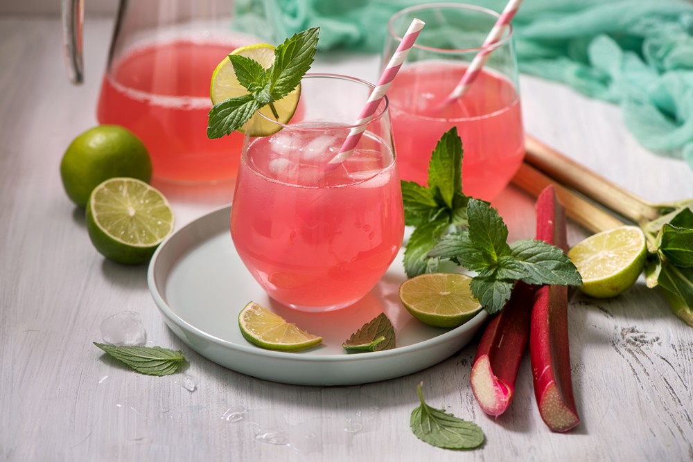 En lækker og smuk rabarber mojito