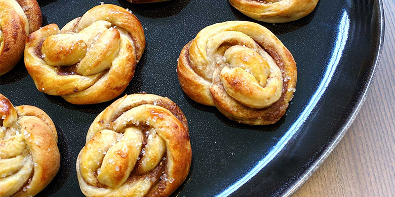 Lækker opskrift på klassiske svenske kanelboller