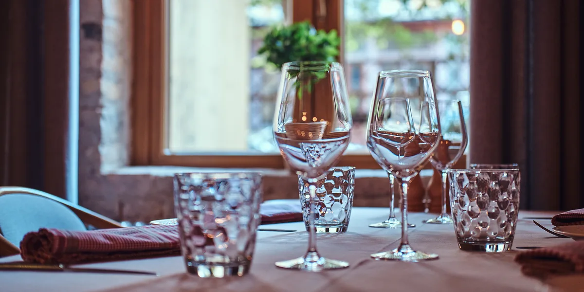Glas til bordet: vandglas, vinglas og cocktailglas
