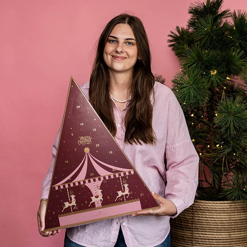 Julekalenderen til chokolade og marcipan-elskeren i bordeaux/lyserød - Cocoture - 270g - Chokolade Julekalender