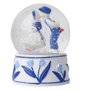 Snekugle med kyssende par  blå  6,5 × 6,5 × 9 cm | Heinen Delfts Blauw