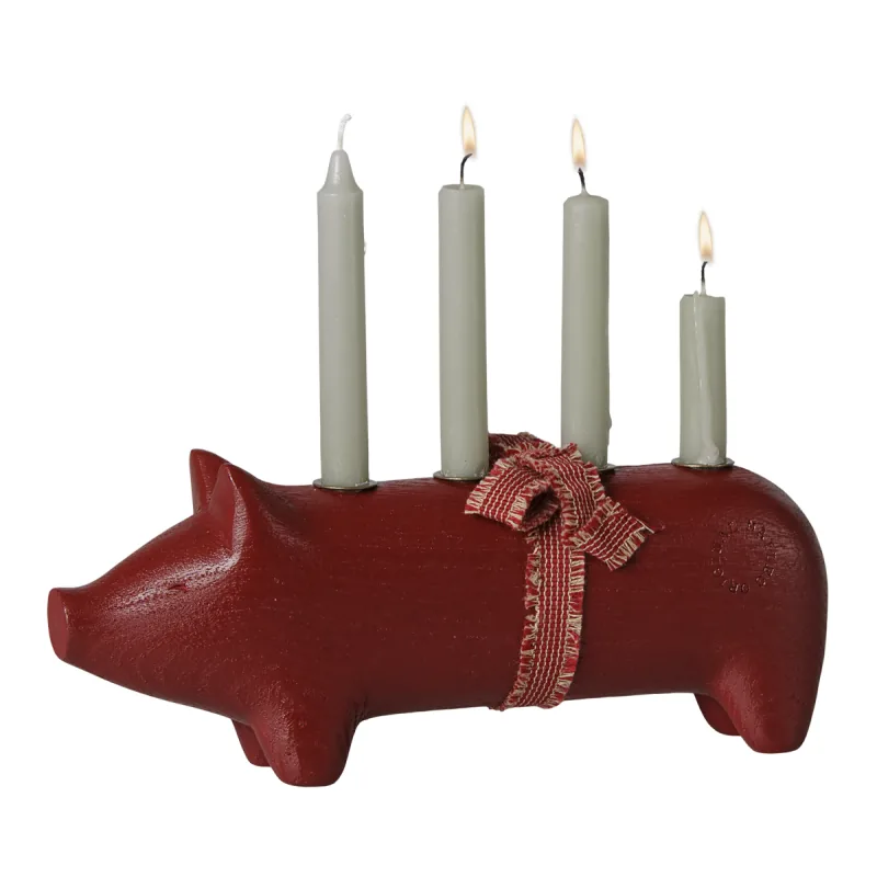 Gris Adventsstage t/ kertelys, rød - Maileg L:23