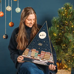 Julekalenderen til chokolade & marcipan-elskeren fra Cocoture i mørkeblå æske - 270g - Chokolade Julekalender