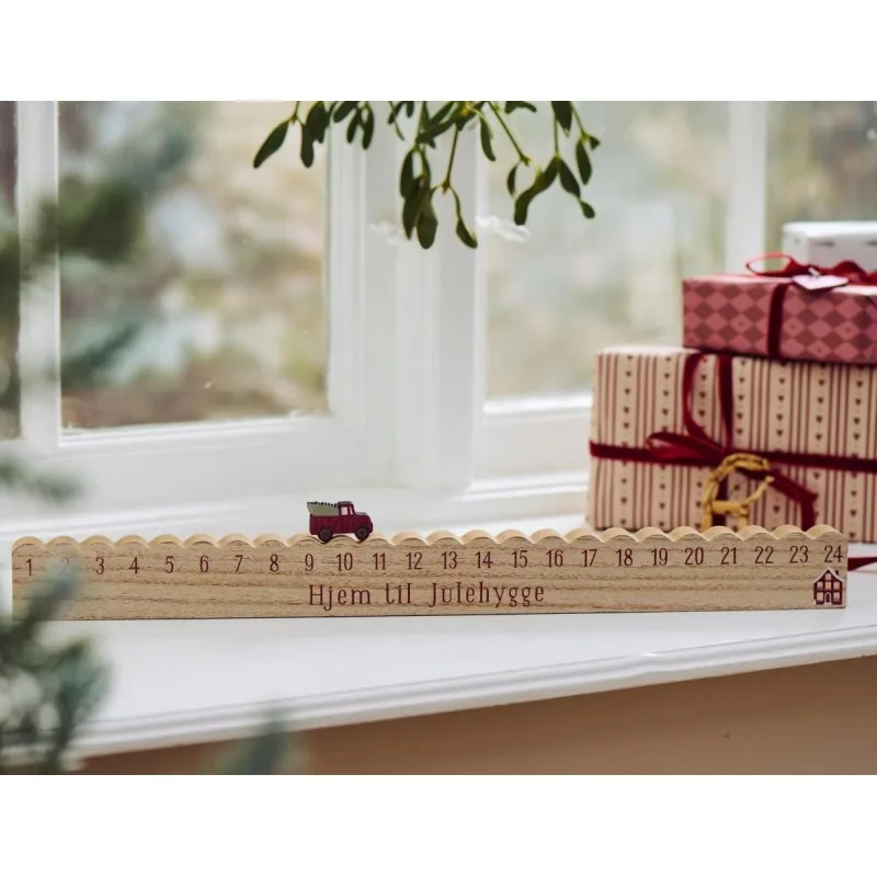 Julekalender m/ rød ladbil og tekst "hjem til Julehygge" - Ib Laursen L: 50