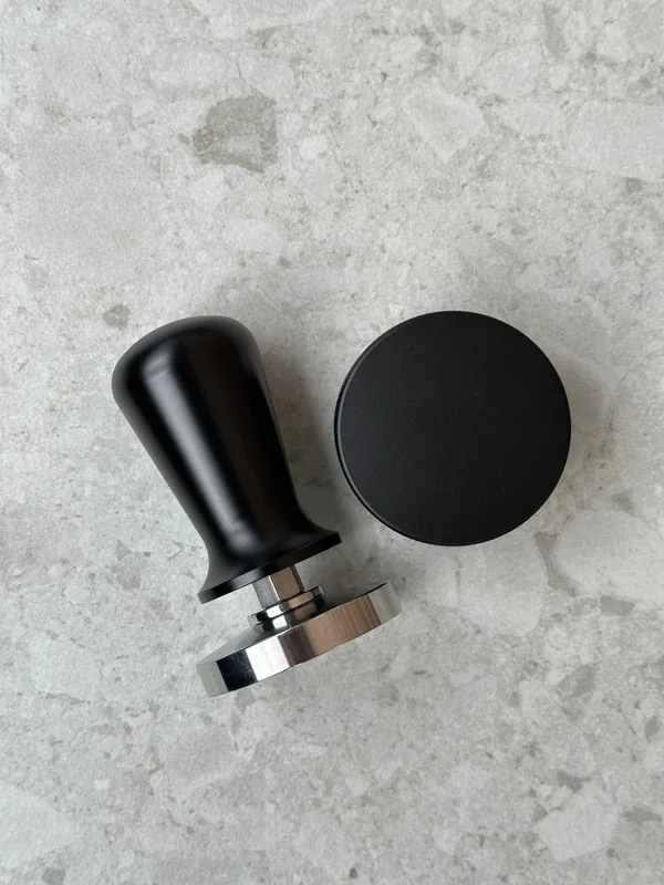 Sæt med kalibreret tamper & distributor i sort stål (54 mm. / 58 mm.)  54 mm. / 54 mm.