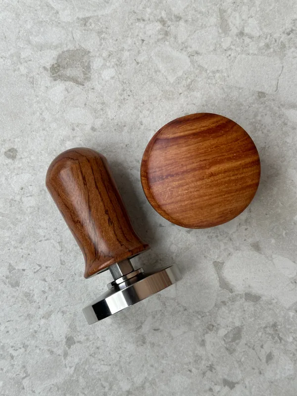 Sæt med kalibreret tamper & distributor i rosentræ (54 mm. / 58 mm.)  54 mm. / 58 mm.