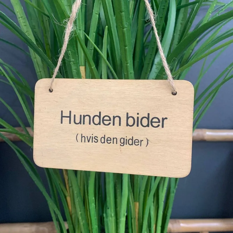 Skilt - Hunden bider (hvis den gider)