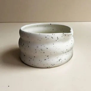 Lys keramikskål med hældetud (Matcha chawan)