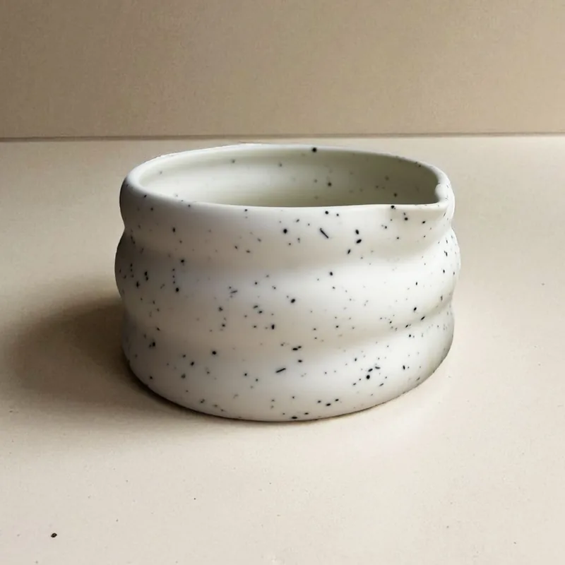 Lys keramikskål med hældetud (Matcha chawan)