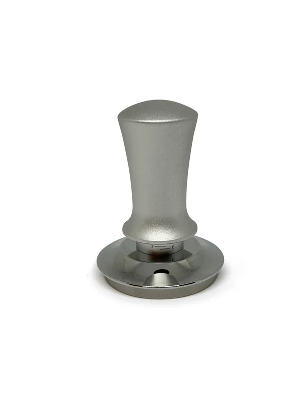 Kalibreret tamper med krave i sølvgrå  54 mm.