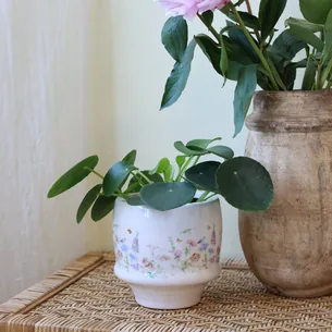 Håndlavet keramisk planteskjuler med blomster  Papillon | Creme | Medium