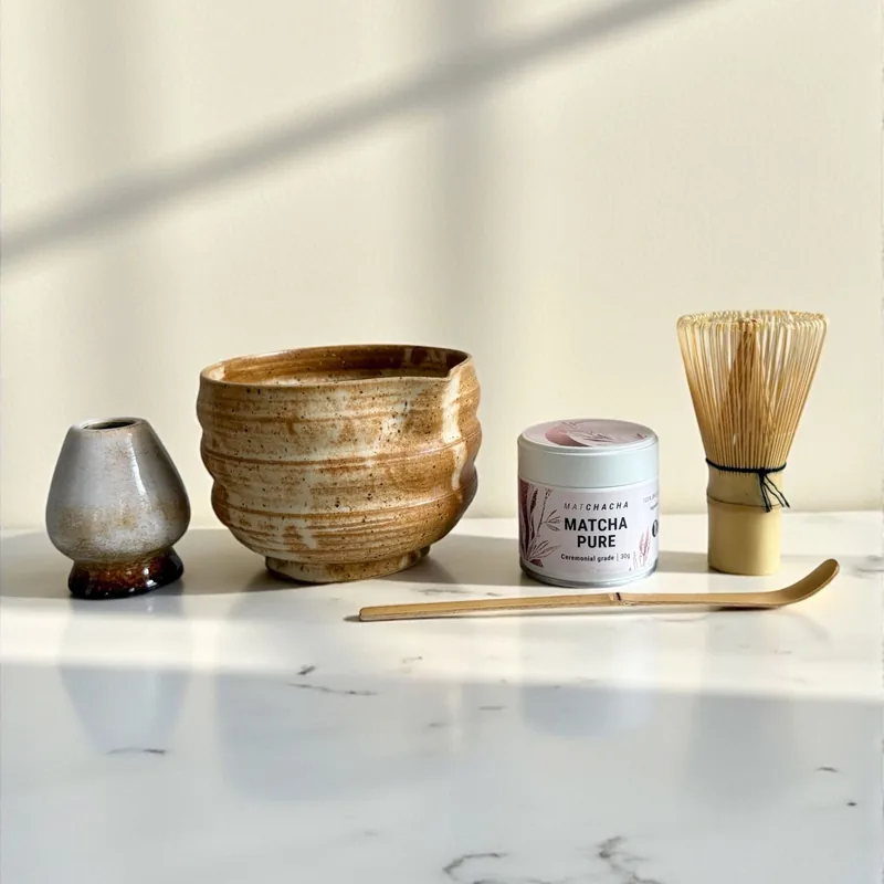 Matcha sæt (inkl. håndlavet skål med hældetud og al tilbehør)