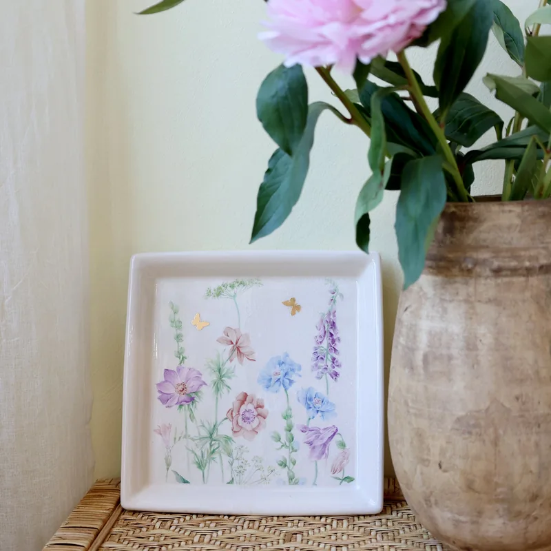 Håndlavet keramisk serveringsfad med blomster  Papillon | Creme
