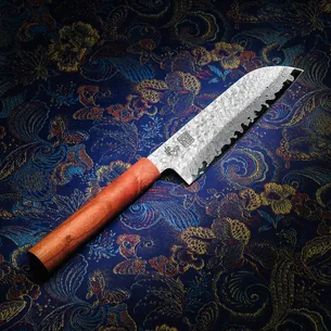 [FORGE] Loss and Gain  Damaskus Santoku Kniv med pink egetræsskæfte