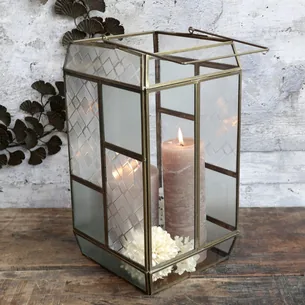 Lanterne med matteret glas messingfarvet