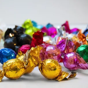 Cocoture mix med fyldte chokoladekugler i farvet papir | 1 kg | Ca. 70-75 stk.